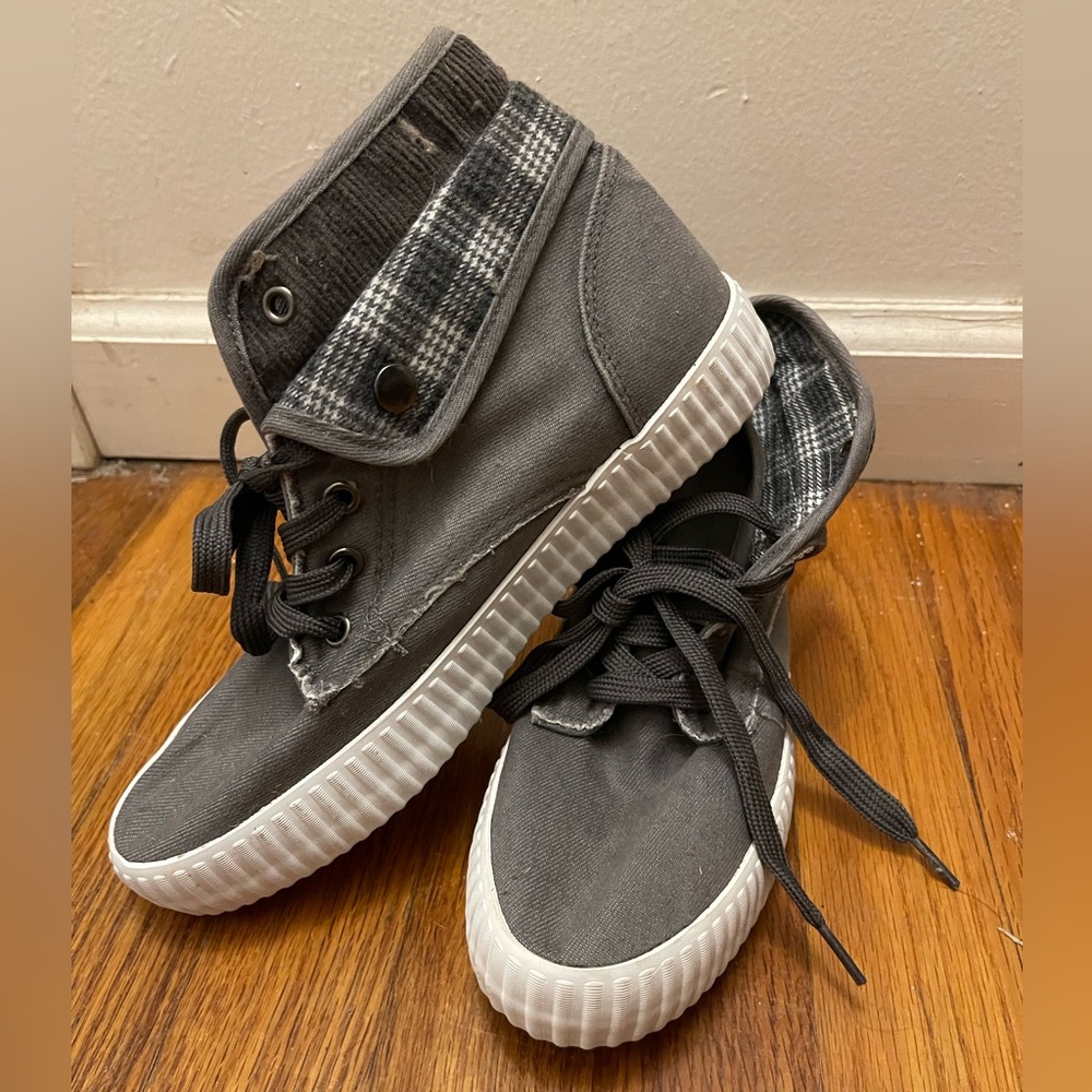 Olivia Miller High top Casual shoes. Women’s size 7